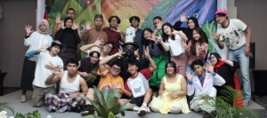 Prak Tandang : Pelepasan & Apresiasi Mahasiswa Tingkat Akhir Prodi DKV dan DG UNIKOM, Dengan Kostum Kertas “Kreativitas Tanpa Batas”